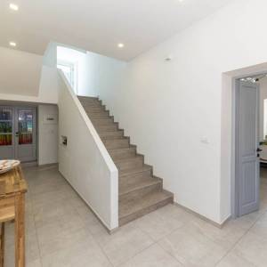 BRIBIR - Troetažna vila s bazenom i pogledom na more 