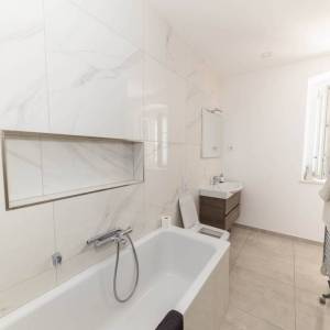 BRIBIR - Troetažna vila s bazenom i pogledom na more 