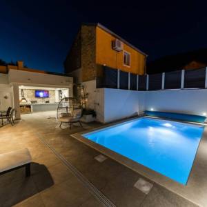 BRIBIR - Troetažna vila s bazenom i pogledom na more 