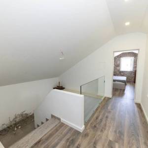 BRIBIR - Troetažna vila s bazenom i pogledom na more 