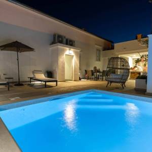 BRIBIR - Troetažna vila s bazenom i pogledom na more 