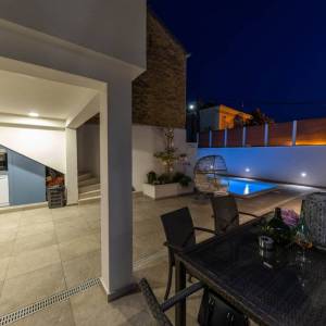 BRIBIR - Troetažna vila s bazenom i pogledom na more 