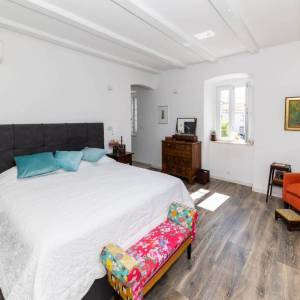 BRIBIR - Troetažna vila s bazenom i pogledom na more 