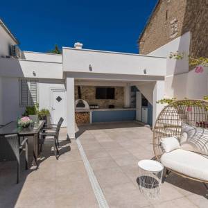 BRIBIR - Troetažna vila s bazenom i pogledom na more 