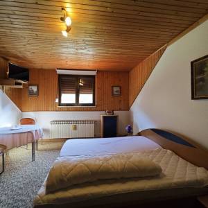 Brod na Kupi - Dvije kuće s uređenom okućnicom