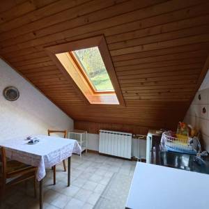 Brod na Kupi - Dvije kuće s uređenom okućnicom