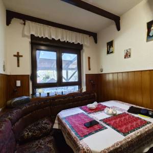 Brod na Kupi - Dvije kuće s uređenom okućnicom