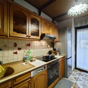 Brod na Kupi - Dvije kuće s uređenom okućnicom