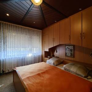 Brod na Kupi - Dvije kuće s uređenom okućnicom