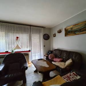 Brod na Kupi - Dvije kuće s uređenom okućnicom