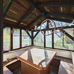 Brod na Kupi - Dvije kuće s uređenom okućnicom