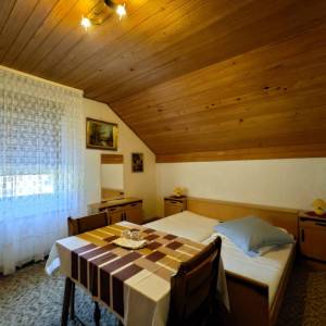 Brod na Kupi - Dvije kuće s uređenom okućnicom