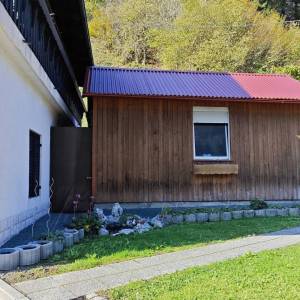 Brod na Kupi - Dvije kuće s uređenom okućnicom