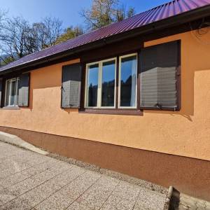 Brod na Kupi - Dvije kuće s uređenom okućnicom