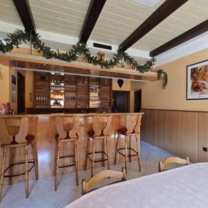 Brod na Kupi - Dvije kuće s uređenom okućnicom