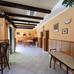 Brod na Kupi - Dvije kuće s uređenom okućnicom