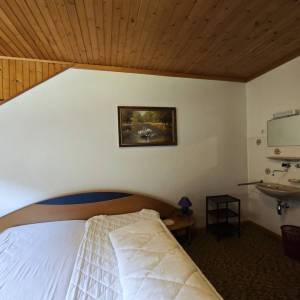 Brod na Kupi - Dvije kuće s uređenom okućnicom