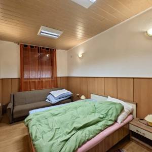 Brod na Kupi - Dvije kuće s uređenom okućnicom