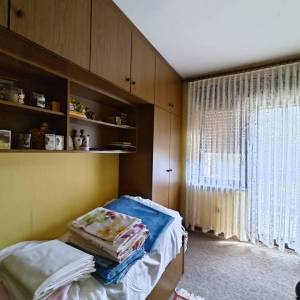 Brod na Kupi - Dvije kuće s uređenom okućnicom