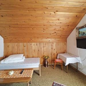 Brod na Kupi - Dvije kuće s uređenom okućnicom