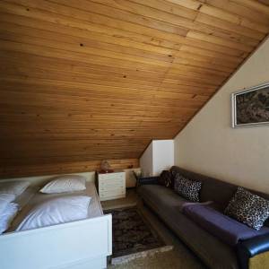 Brod na Kupi - Dvije kuće s uređenom okućnicom