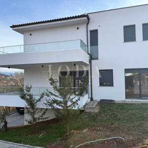 Čavle - Prostrani penthouse u novogradnji