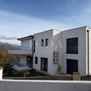 Čavle - Prostrani penthouse u novogradnji