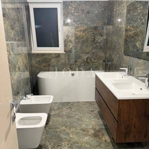 Čavle - Prostrani penthouse u novogradnji