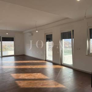 Čavle - Prostrani penthouse u novogradnji