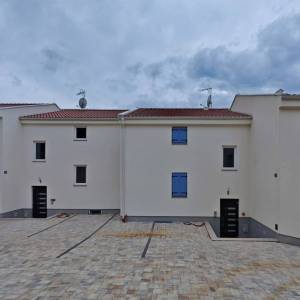 CRES – Trosobni stan s tri kupaonice i pogledom na more, novogradnja 300 m od mora