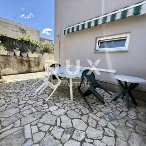 CRIKVENICA - Kuća u centru na 80 metara od mora! Prilika!