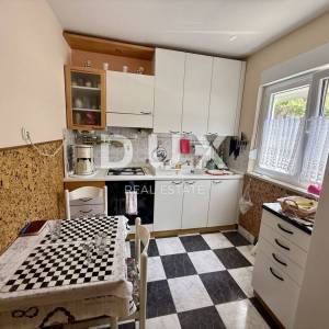 CRIKVENICA - Kuća u centru na 80 metara od mora! Prilika!