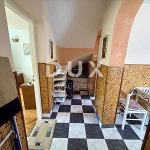 CRIKVENICA - Kuća u centru na 80 metara od mora! Prilika!