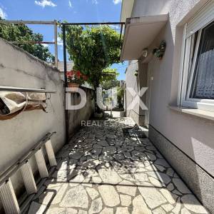 CRIKVENICA - Kuća u centru na 80 metara od mora! Prilika!