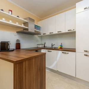 CRIKVENICA - Trosobni apartman s dnevnim boravkom i garažom