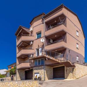 CRIKVENICA - Trosobni apartman s dnevnim boravkom i garažom