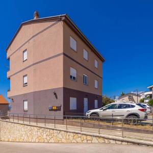 CRIKVENICA - Trosobni apartman s dnevnim boravkom i garažom