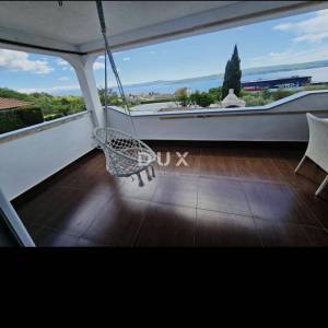 CRIKVENICA - Ugodan stan s pogledom na more i vlastitim parkingom