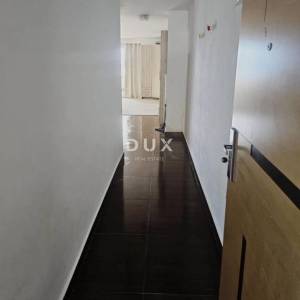 CRIKVENICA - Ugodan stan s pogledom na more i vlastitim parkingom