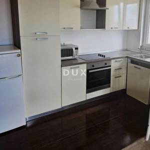 CRIKVENICA - Ugodan stan s pogledom na more i vlastitim parkingom