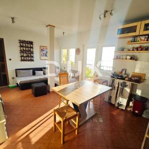 CRIKVENICA - Uređena kuća s dva apartmana, panoramski pogled!