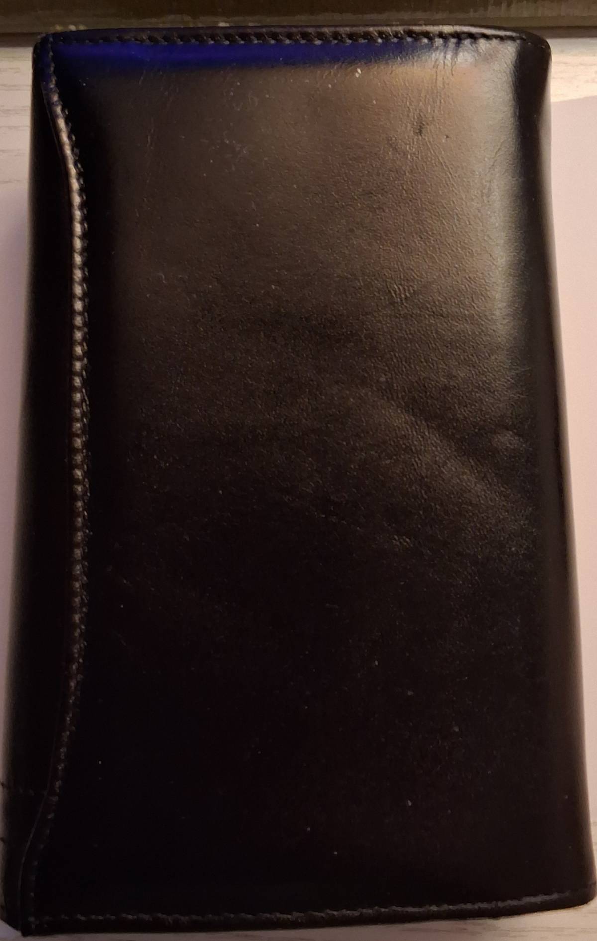 Crni kožni novčanik