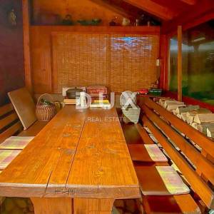 DELNICE, CENTAR-Kuća s dva apartmana i garažom