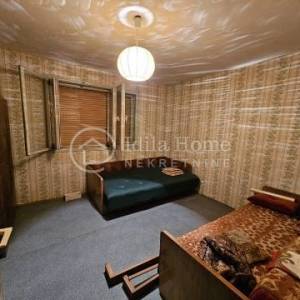 Desinić/manja kuća sa 2000m2 ravnog zemljišta