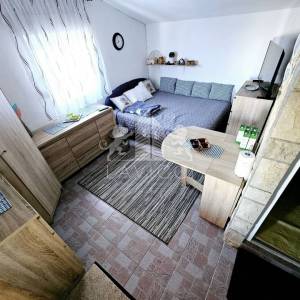 Dva apartmana s velikom okućnicom, 1.RED DO MORA - Vir