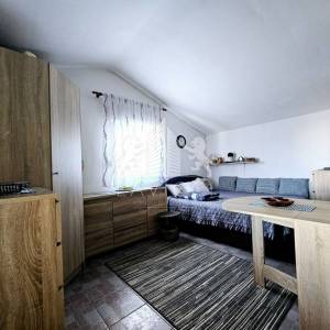 Dva apartmana s velikom okućnicom, 1.RED DO MORA - Vir