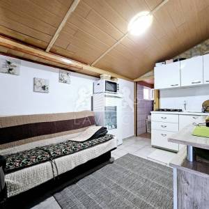 Dva apartmana s velikom okućnicom, 1.RED DO MORA - Vir