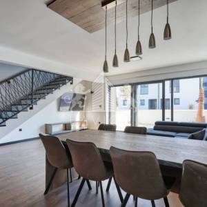 Dvoetažna kuća s vrtom i 3 sobe, 450 m od mora – Privlaka