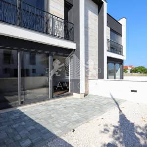 Dvoetažna kuća s vrtom i 3 sobe, 450 m od mora – Privlaka