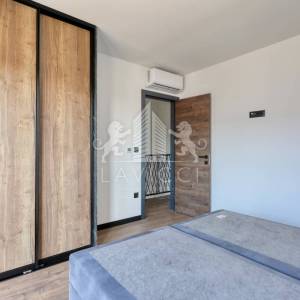 Dvoetažna kuća s vrtom i 3 sobe, 450 m od mora – Privlaka